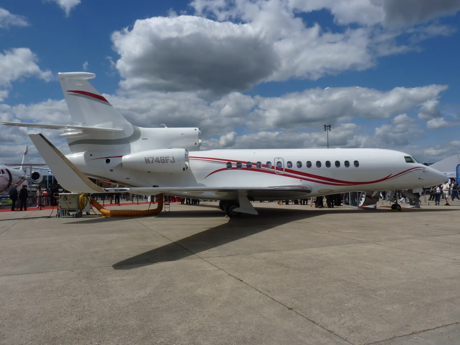 Dassault Falcon 7X representative large business jet imagery